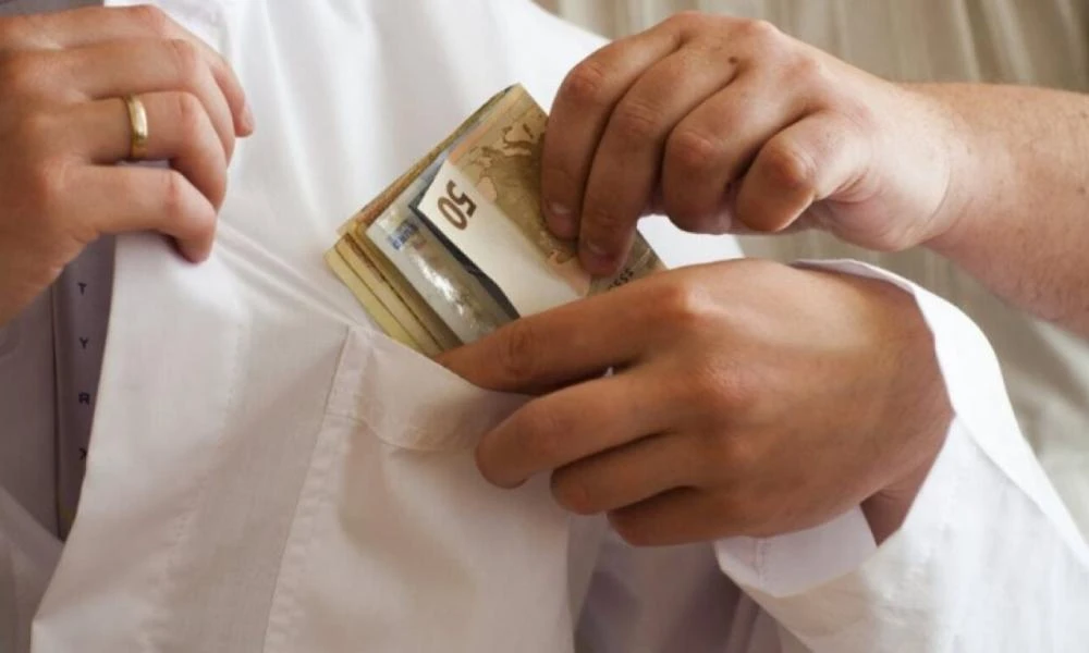 Θεσσαλονίκη: Καταδικάστηκε γιατρός για «φακελάκια» από ασθενείς